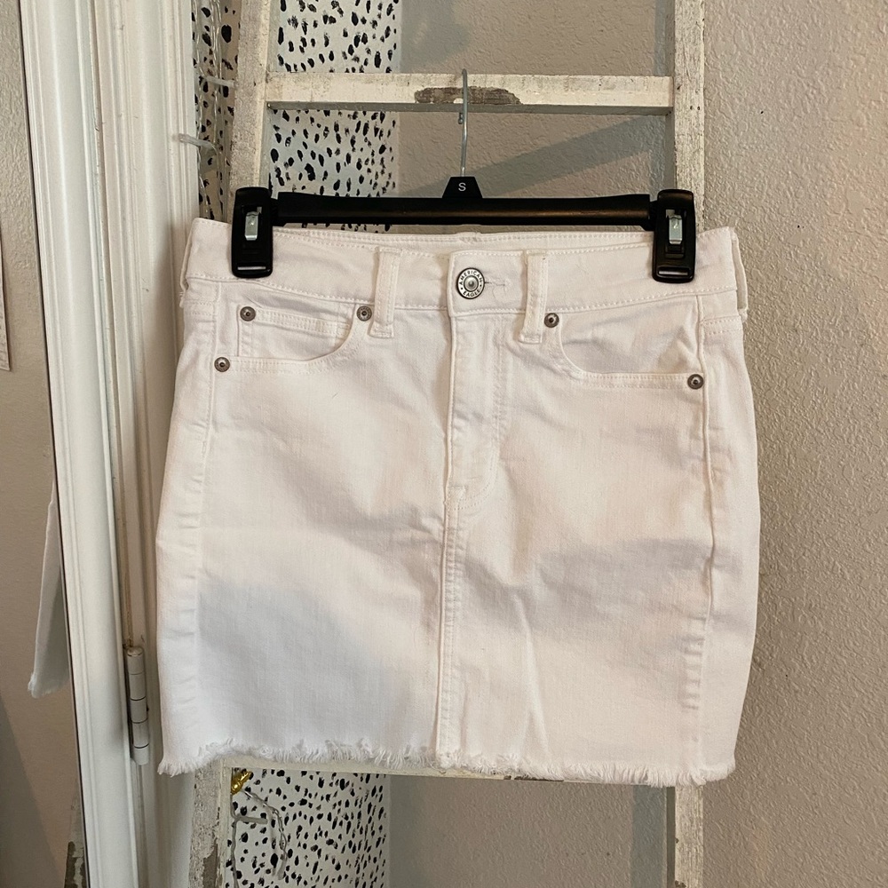 AMERICAN EAGLE Super Stretch White Denim Mini Skirt - SIZE 2